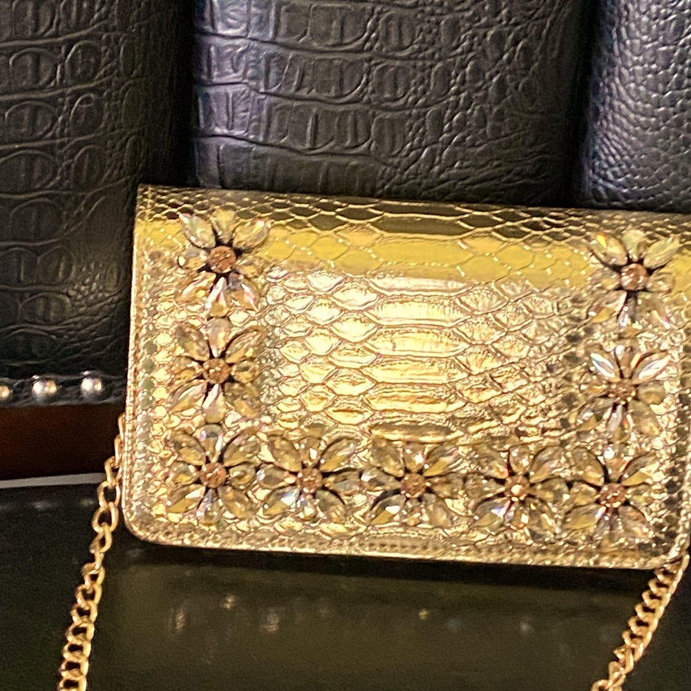 Snake crystals clutch